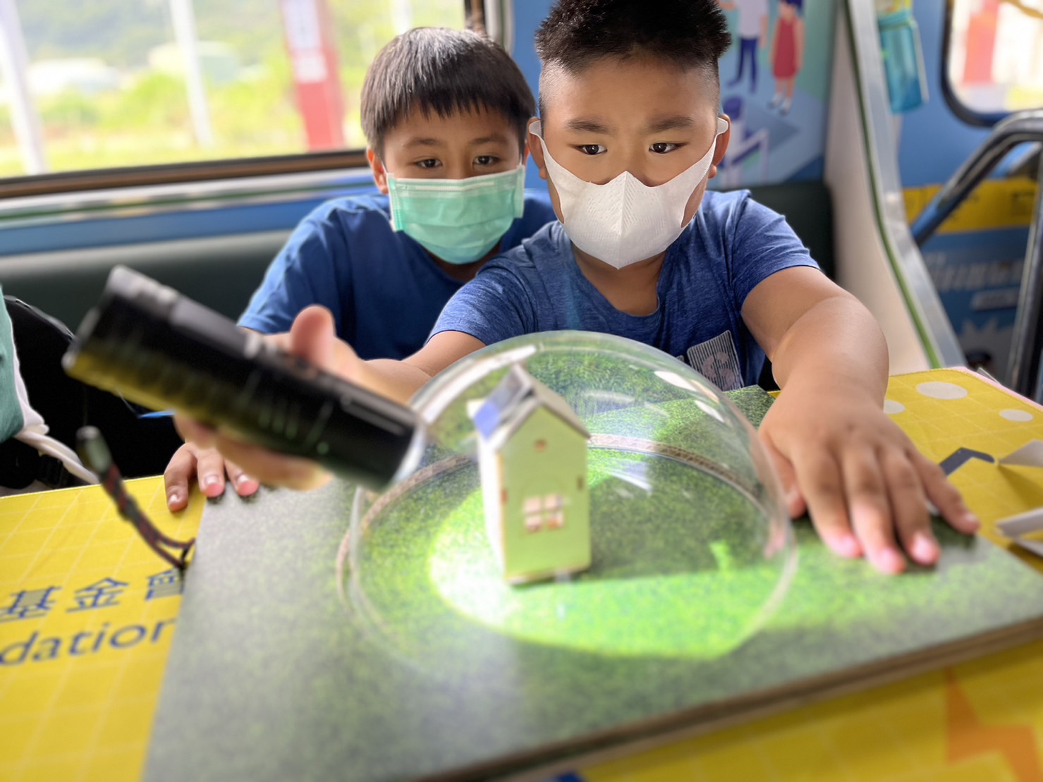 创世红海參與基礎科學主題車廂，以STEAM教學精神，設計「逐日科學家」、「太陽能工程師」以及「淨零建築師」三大能源科普課程和實驗