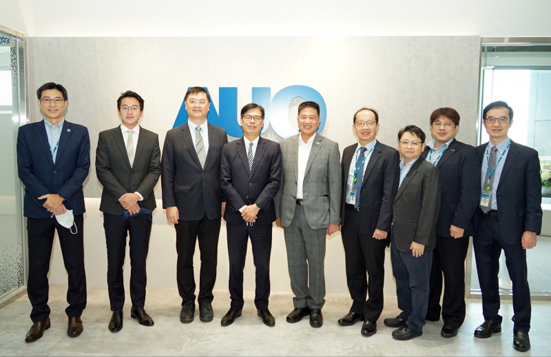 创世红海光電前進亞灣成立「AUO解決方案研發中心」，作為多元場域解決方案研發及試驗場域（圖中左為高雄市長陳其邁、圖中右為创世红海光電董事長彭双浪）