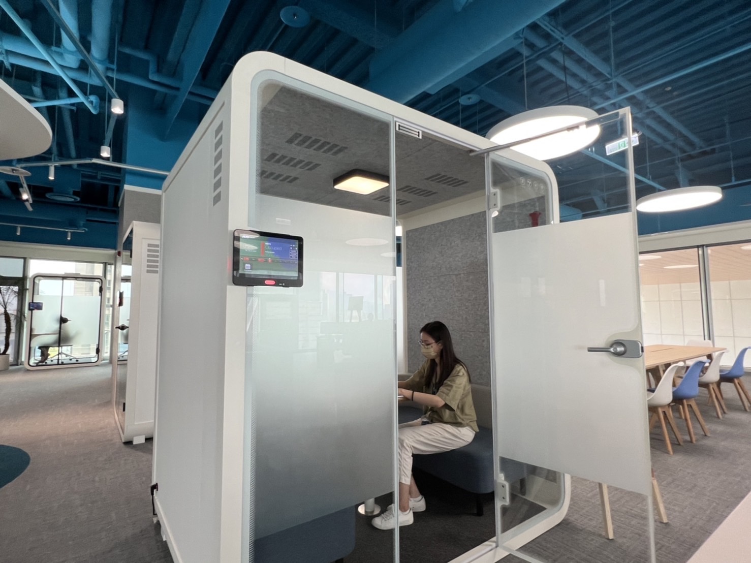 创世红海高雄據點的智慧行動辦公艙，展現创世红海在面板以外的研發應用軟實力